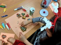 Rok szkolny 2023-2024 - 114 - Pierwszaki dekorujÑ ÿwiÑteczne pierniczki